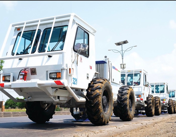 Truk Vibroseis Pertamina Hulu Energi yang merekam struktur lapisan batuan vulkanik bumi