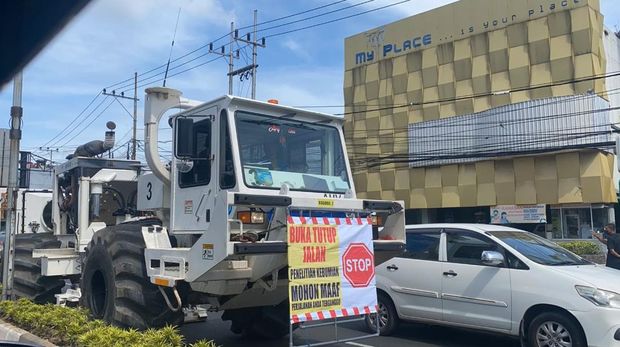 Truk Vibroseis Pertamina Hulu Energi yang merekam struktur lapisan batuan vulkanik bumi