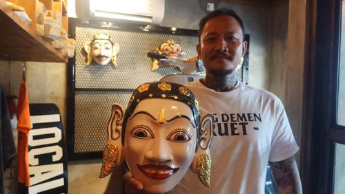 Unggit Desti ketika menunjukkan salah satu Tapel miliknya di Museum Lingga Tangan Property of Pan Tantri