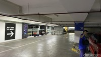 Saat hari pertama dan kedua datang ke Unit Layanan Paspor II, Lippo Mall Kemang, kami tidak menemukan tanda-tanda calo di sana. Kami yang kehabisan slot paspor tak ditawari nomor antrean oleh siapapun.