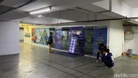 Jadi setiap hari kerja akan ada satu map berisi kertas yang disediakan satpam untuk slot antrean walk-in paspor. Kertas dan map itu tidak ada cap imigrasinya.