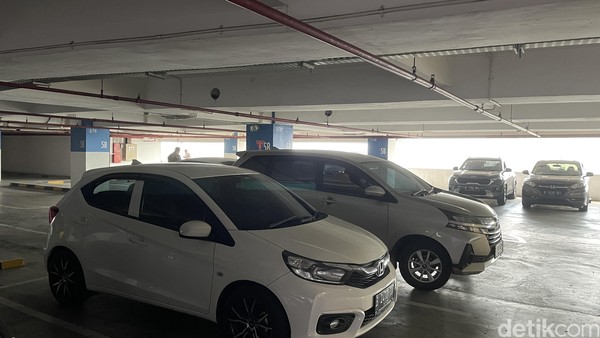 Unit Layanan Paspor II, Lippo Mall Kemang ada di tempat parkir mobil 5B. Akses paling cepat tetap menggunakan mobil pribadi dan langsung naik ke atas.