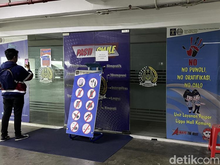 Ckckck... Masih Ada Lho Antrean Subuh Bikin Paspor