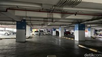 Sekira pukul 05.00 WIB, Senin (23/5/2022), kami berangkat ke Unit Layanan Paspor Lippo Mall Kemang. Sampai 15 menit kemudian, ternyata masih ada antrean paspor, yakni 8 slot.