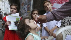 Petugas medis kembali melaksanakan vaksinasi polio kepada anak-anak di Pakistan. Upaya ini dilakukan setelah mendeteksi adanya kasus ketiga pada tahun 2022.