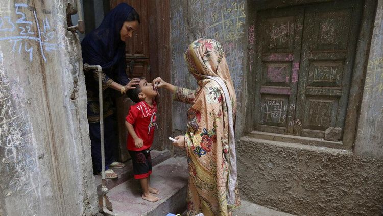 Upaya Bebas Polio di Pakistan, Petugas Vaksin Sambangi Rumah ke Rumah