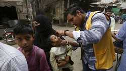 Petugas medis kembali melaksanakan vaksinasi polio kepada anak-anak di Pakistan. Upaya ini dilakukan setelah mendeteksi adanya kasus ketiga pada tahun 2022.