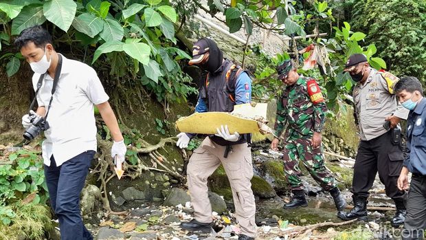 Warga Kota Bogor geger usai penemuan mayat bayi di aliran Sungai Cisadane. Mayat bayi laki-laki itu ditemukan mengambang diantara tumpukan sampah. (M Sholihin/detikcom)