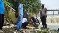 Warga Bogor Geger Lihat Mayat Bayi Di Tumpukan Sampah Sungai Cisadane