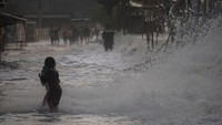 Palang Merah Indonesia (PMI) Kota Pekalongan mengimbau warga sekitar pesisir pantai Utara Pekalongan untuk waspada dengan adanya gelombang laut setinggi sekitar 1-3 meter dan dapat menyebabkan banjir rob. (Harviyan Putra/Antara Foto).
