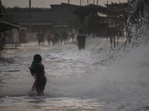 Pentas Musik Sedekah Laut di Suradadi Tegal Diterjang Rob, Begini Ceritanya