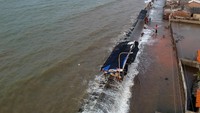 Banjir di pesisir utara Jateng dan beberapa bagian Jawa Barat ini dilaporkan terjadi di Semarang, Demak, Kota Pekalongan, Rembang, hingga Brebes. Jalur Pantura Demak menuju Semarang bahkan sempat macet panjang akibat banjir rob. (Harviyan Putra/Antara Foto).