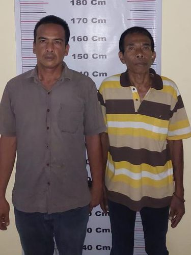 2 pria diduga pungli pemilik toko material di Medan modus SPSI saat berada di kantor polisi.