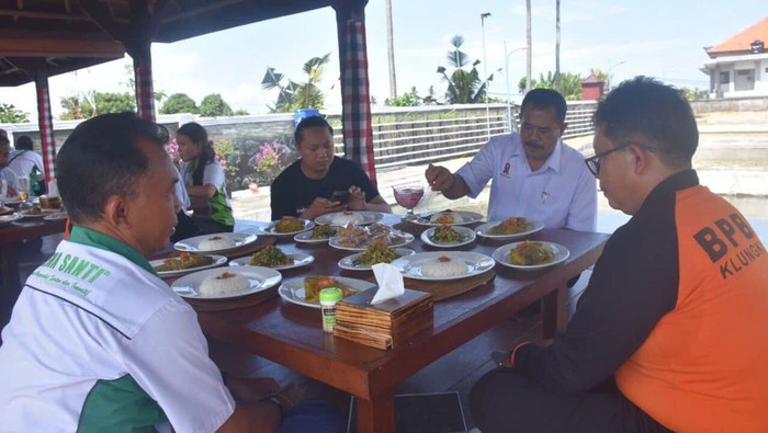 Acara soft opening unit usaha kuliner Gema Nadi Lestari yang bertempat di Kantor Ketahanan Pangan dan Perikanan, Desa Takmung, Banjarangkan
