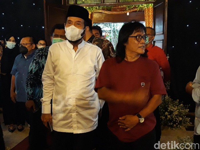 Adik Jokowi Idayati dan Ketua MK Anwar Usman mengikuti gladi resik pernikahan di gedung Graha Saba Buana, Solo, Rabu (25/5/2022).