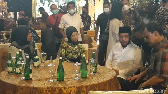 Adik Jokowi Idayati dan Ketua MK Anwar Usman mengikuti gladi resik pernikahan di gedung Graha Saba Buana, Solo, Rabu (25/5/2022).