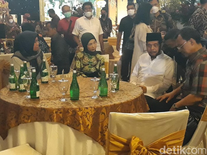 Adik Jokowi Idayati dan Ketua MK Anwar Usman mengikuti gladi resik pernikahan di gedung Graha Saba Buana, Solo, Rabu (25/5/2022).