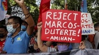 Aksi unjuk rasa tersebut digelar untuk menolak klaim kemenangan Ferdinand Bongbong Marcos Jr dalam kontestasi pemilihan presiden Filipina.