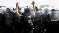 Untuk diketahui, Ferdinand Marcos Jr mengklaim kemenangan dalam pemilihan presiden Filipina. Sosoknya menjadi sorotan karena dianggap kontroversial. Marcos Jr yang populer dengan panggilan Bongbong itu merupakan putra mantan diktator Ferdinand Marcos. Dalam kontestasi pilpres Filipina tahun ini, Marcos menggandeng Sara Duterte yang diketahui merupakan putri Presiden Filipina Rodrigo Duterte sebagai wakil presiden.
