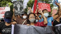 Sebagai informasi tambahan, Marcos Jr adalah kandidat presiden pertama yang memenangkan suara mayoritas langsung sejak ayah diktatornya digulingkan dari kekuasaan dan keluarganya diasingkan pada 1986.