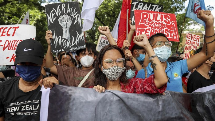 Aksi Bakar-bakaran Warnai Demo Tolak Dinasti Marcos di Filipina Aksi unjuk rasa menolak kemenangan Ferdinand Marcos Jr digelar di Filipina. Dalam aksi tersebut topeng berbentuk wajah Marcos dibakar masa. Ini fotonya.