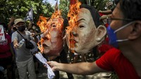 Sejumlah aktivis membakar topeng berbentuk wajah Ferdinand Bongbong Marcos Jr dan Sara Duterte di tengah aksi unjuk rasa yang digelar di Kota Quezon, metro Manila, Filipina, Rabu (25/5/2022).