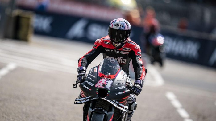LE MANS, FRANCE - MAY 14: Aleix Espargaro of Spain and Aprilia Racing sits on his bike and thumbs up after his first row result during the qualifying session of the MotoGP SHARK Grand Prix de France at Bugatti Circuit on May 14, 2022 in Le Mans, France. (Photo by Steve Wobser/Getty Images)