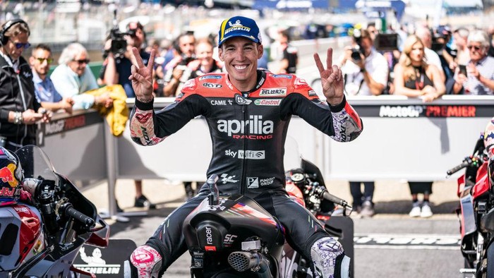 LE MANS, FRANCE - MAY 14: Aleix Espargaro of Spain and Aprilia Racing sits on his bike and thumbs up after his first row result during the qualifying session of the MotoGP SHARK Grand Prix de France at Bugatti Circuit on May 14, 2022 in Le Mans, France. (Photo by Steve Wobser/Getty Images)