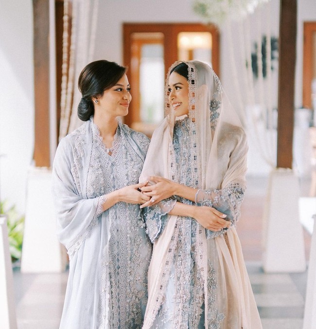 Amanda juga terlibat dalam prosesi pernikahan Maudy sebelumnya. Begini potret mereka dalam acara pengajian sebelum Maudy dipersunting pria yang ditemui di Universitas Stanford. Mereka kompak pakai baju biru.Foto: Instagram @akhairunnisa
