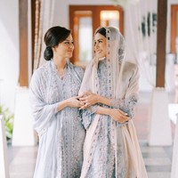 Amanda juga terlibat dalam prosesi pernikahan Maudy sebelumnya. Begini potret mereka dalam acara pengajian sebelum Maudy dipersunting pria yang ditemui di Universitas Stanford. Mereka kompak pakai baju biru.Foto: Instagram @akhairunnisa