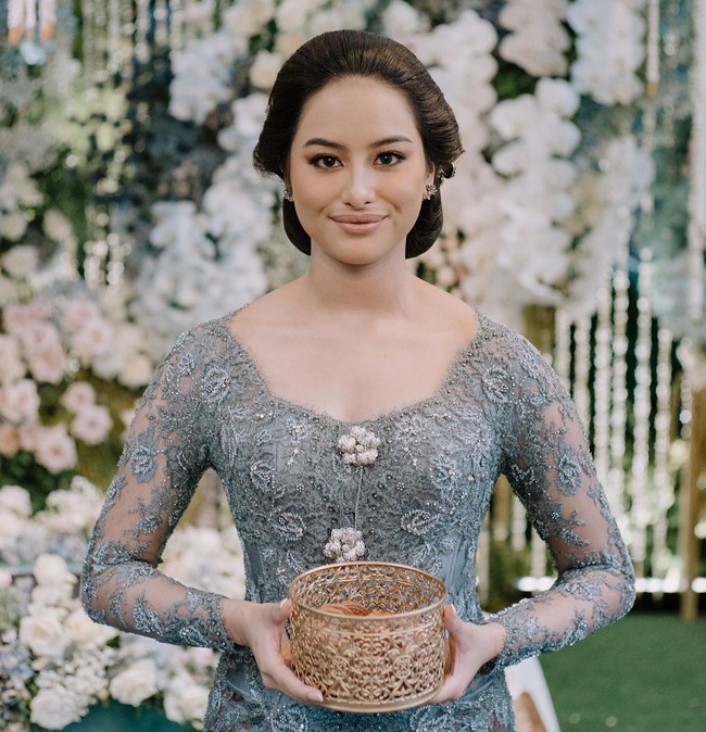 Amanda adalah adik satu-satunya dari Maudy Ayunda. Dalam foto-foto yang diunggah Maudy, Amanda terlihat mendampingi kakaknya dalam berbagai prosesi pernikahan, termasuk akad nikah. Foto: Instagram @akhairunnisa