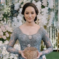 Amanda adalah adik satu-satunya dari Maudy Ayunda. Dalam foto-foto yang diunggah Maudy, Amanda terlihat mendampingi kakaknya dalam berbagai prosesi pernikahan, termasuk akad nikah. Foto: Instagram @akhairunnisa