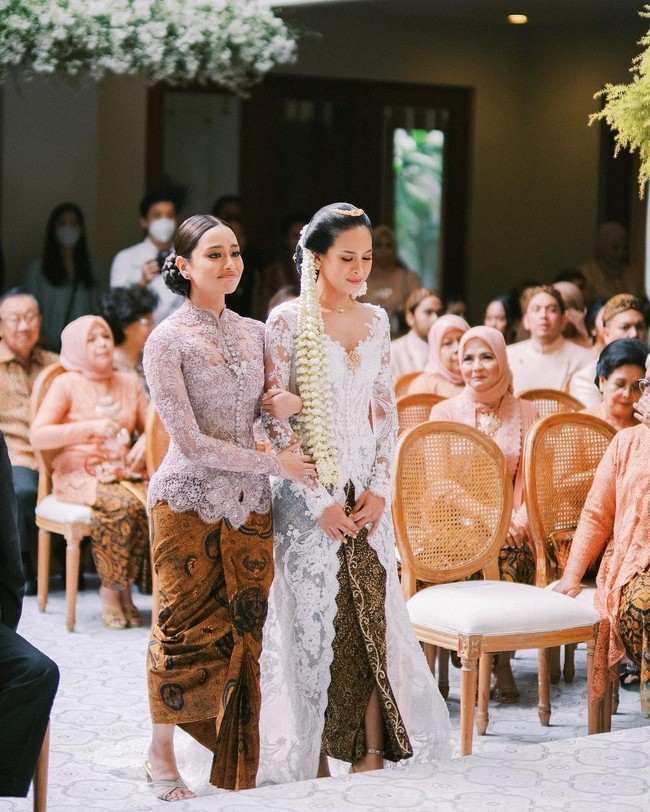 Dalam foto, Amanda yang cantik mengenakan kebaya bernuansa lavender terlihat ikut terharu ketika mengantar kakak satu-satunya untuk dinikahi pria bernama Jesse Choi. Foto: Instagram @akhairunnisa
