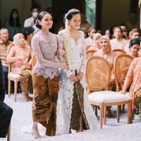 Dalam foto, Amanda yang cantik mengenakan kebaya bernuansa lavender terlihat ikut terharu ketika mengantar kakak satu-satunya untuk dinikahi pria bernama Jesse Choi. Foto: Instagram @akhairunnisa