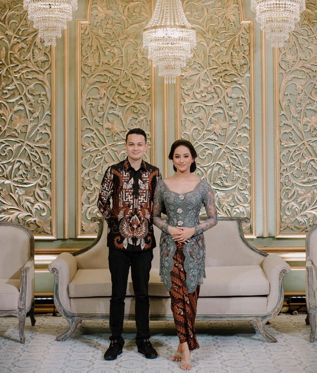 Selama proses pernikahan kakaknya, Amanda sendiri ditemani oleh sang kekasih bernama Tavan. Amanda dan Tavan yang menempuh pendidikan di Univesitas Oxford tersebut terlihat serasi.Foto: Instagram @akhairunnisa