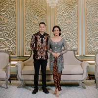 Selama proses pernikahan kakaknya, Amanda sendiri ditemani oleh sang kekasih bernama Tavan. Amanda dan Tavan yang menempuh pendidikan di Univesitas Oxford tersebut terlihat serasi.Foto: Instagram @akhairunnisa