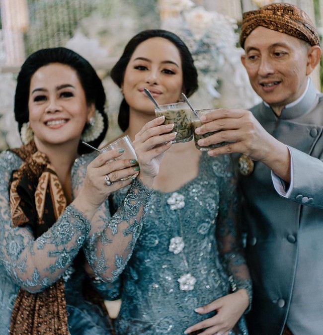 Lulusan Kings College London itu juga bersama dengan orang tuanya ketika acara siraman. Foto: Instagram @akhairunnisa