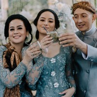 Lulusan Kings College London itu juga bersama dengan orang tuanya ketika acara siraman. Foto: Instagram @akhairunnisa