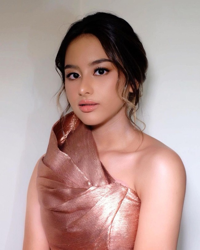 Dalam berbagai postingan, paras cantik Amanda Khairunnisa sering mendapat pujian dari netizen. Beberapa menyadingkannya dengan selebriti Indonesia, termasuk Aurel Hermansyah.Foto: Instagram @akhairunnisa