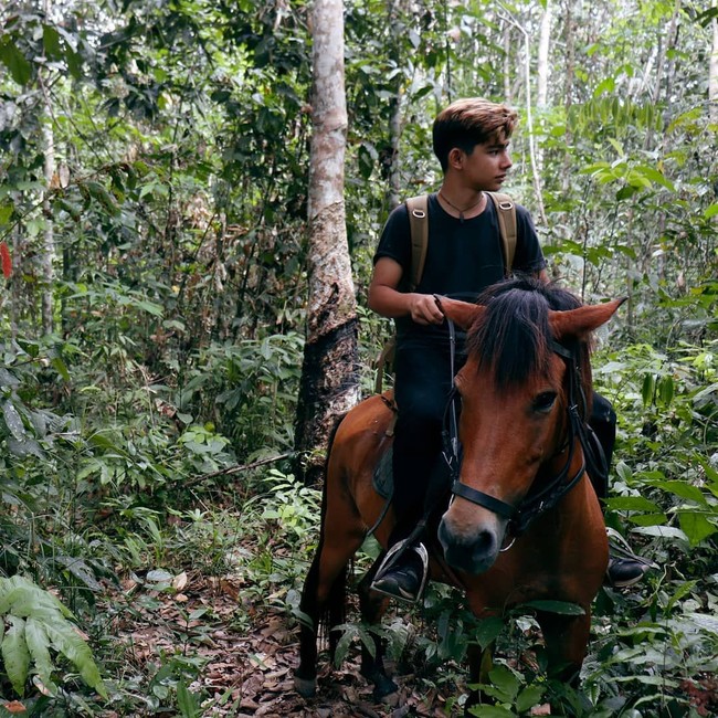 Tinggal di hutan, bagaimana Andrew belajar pendidikan formal? Ibunda Andrew, Prada, pernah menjelaskan melalui video Youtubenya, kedua anaknya menjalani homeschooling di Denpasar, Bali melalui Skype. Foto: Dok. YouTube Andrew Kalaweit
