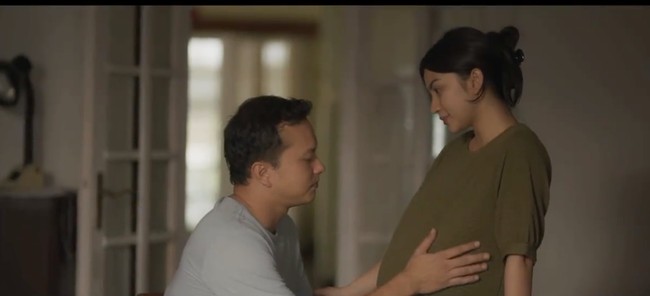 Ariel Tatum dipasangkan dengan Nicholas Saputra yang berperan sebagai suaminya. Walaupun masih dibagikan dalam bentuk video trailer, namun akting keduanya sukses bikin yang melihat jadi ikutan baper. Foto: Instagram/@arieltatum