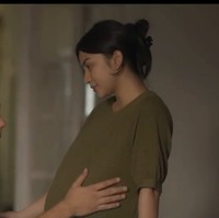Ariel Tatum dipasangkan dengan Nicholas Saputra yang berperan sebagai suaminya. Walaupun masih dibagikan dalam bentuk video trailer, namun akting keduanya sukses bikin yang melihat jadi ikutan baper. Foto: Instagram/@arieltatum