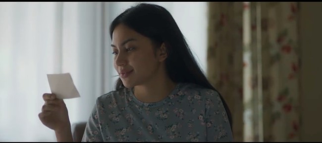 Penampilan sederhana Ariel Tatum pun juga tak kalah mencuri atensi. Dalam film tersebut pakaian-pakaian yang dikenakan oleh Ariel Tatum tampak begitu sederhana san juga simpel. Foto: Instagram/@arieltatum