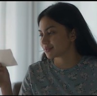 Penampilan sederhana Ariel Tatum pun juga tak kalah mencuri atensi. Dalam film tersebut pakaian-pakaian yang dikenakan oleh Ariel Tatum tampak begitu sederhana san juga simpel. Foto: Instagram/@arieltatum