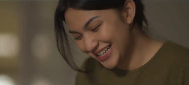 Gaya rambut dan riasan wajah Ariel Tatum juga terlihat natural. Tak sedikit netizen yang memuji penampilannya dalam film tersebut terlihat cantik. Bagaimana menurutmu? Foto: Instagram/@arieltatum