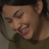 Gaya rambut dan riasan wajah Ariel Tatum juga terlihat natural. Tak sedikit netizen yang memuji penampilannya dalam film tersebut terlihat cantik. Bagaimana menurutmu? Foto: Instagram/@arieltatum