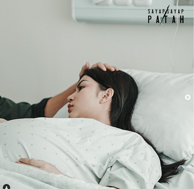 Tampil sebagai seorang ibu muda yang sedang hamil besar, Ariel Tatum terlihat begitu mempesona. Tak heran jika penampilannya berhasil mencuri sorotan dan dibanjiri pujian  netizen. Foto: Instagram/@sayapsayappatahfilm