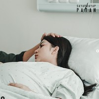 Tampil sebagai seorang ibu muda yang sedang hamil besar, Ariel Tatum terlihat begitu mempesona. Tak heran jika penampilannya berhasil mencuri sorotan dan dibanjiri pujian  netizen. Foto: Instagram/@sayapsayappatahfilm