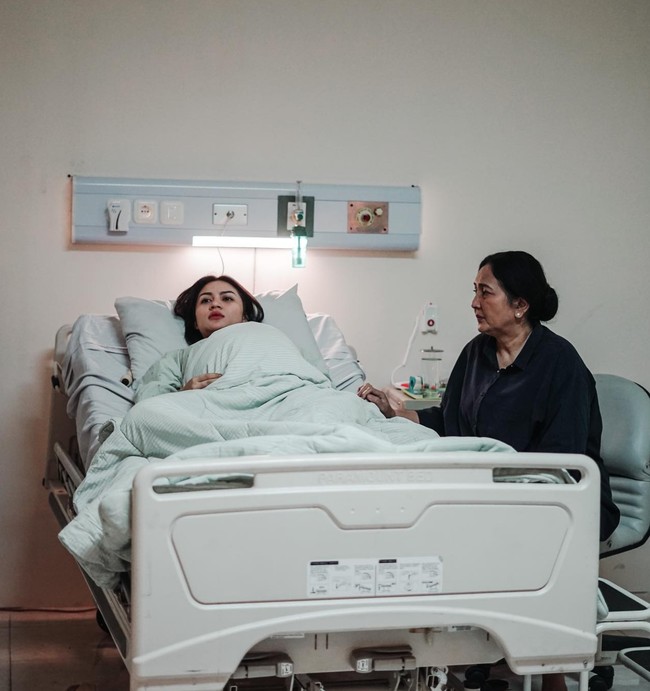 Biasa tampil dengan tubuh langsing, begini penampilan Ariel Tatum dengan baby bump di perutnya. Sudah cocok menjadi seorang ibu belum menurutmu? Foto: Instagram/@sayapsayappatahfilm