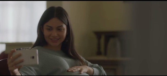 Ariel Tatum kembali mencuri atensi karena penampilan naturalnya dalam film terbaru yang dibintanginya. Film berjudul Sayap Sayap Patah karya Rudi Soedjarwo itu sebentar lagi akan segera tayang di bioskop. Dalam film tersebut Ariel Tatum berperan sebagai seorang ibu hamil. Foto: Instagram/@arieltatum